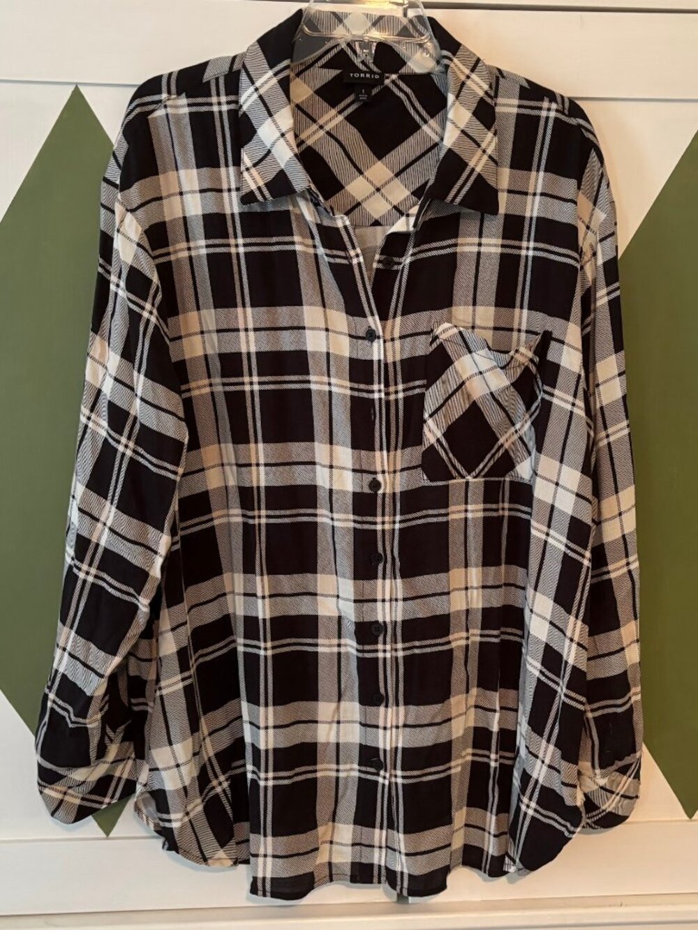 LIKE NEW! torrid Black/Off Plaid White Flannel